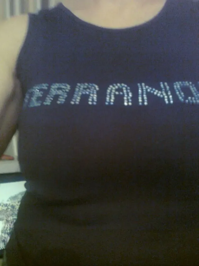 Черная майка с блестящими синими буквами, 