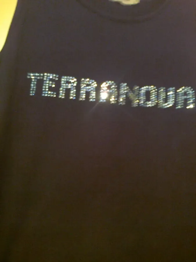 Черная майка с блестящими синими буквами, 