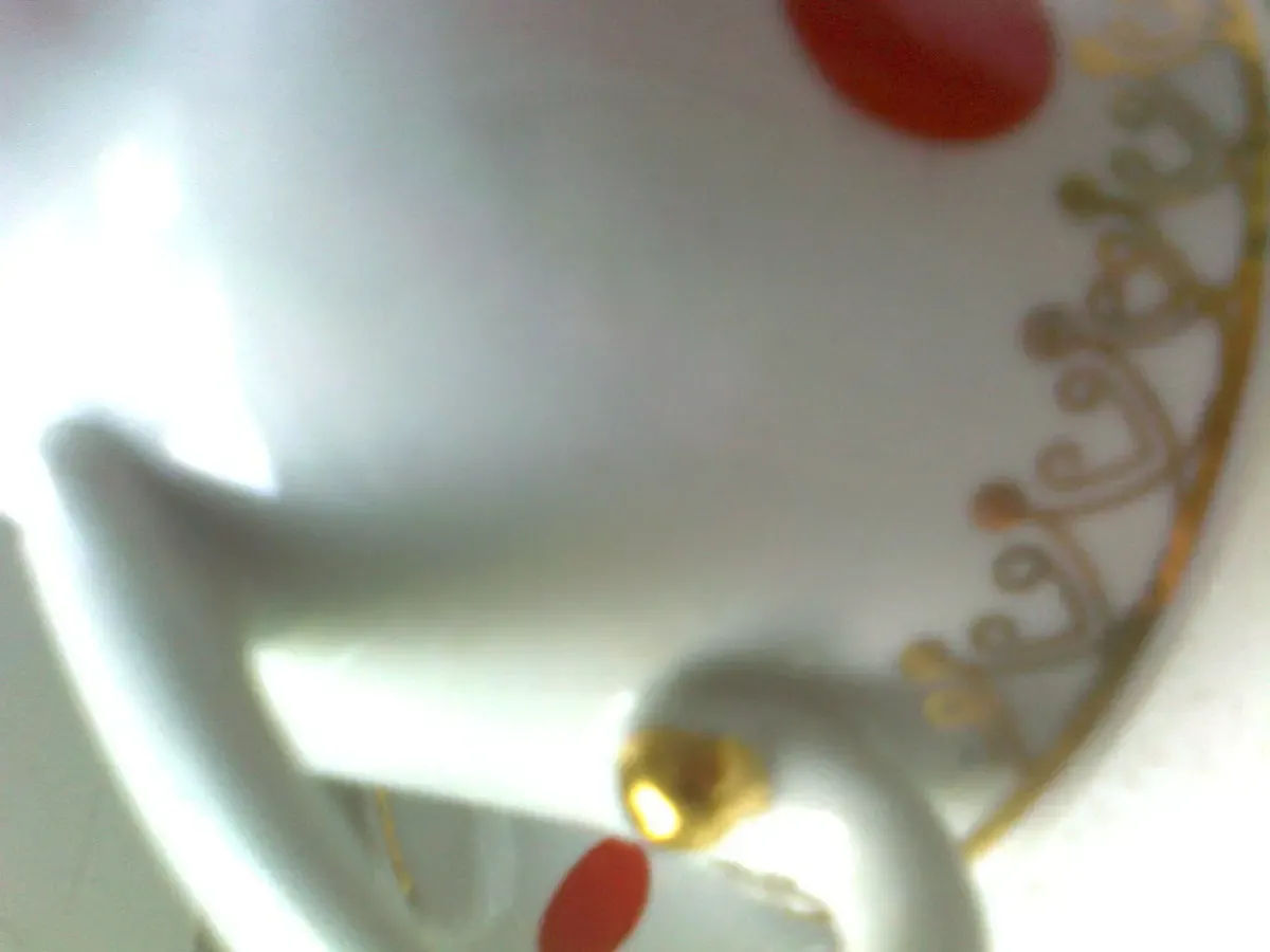 Красивая  чашка с блюдцем в красный горох с золотым узором.новая 3