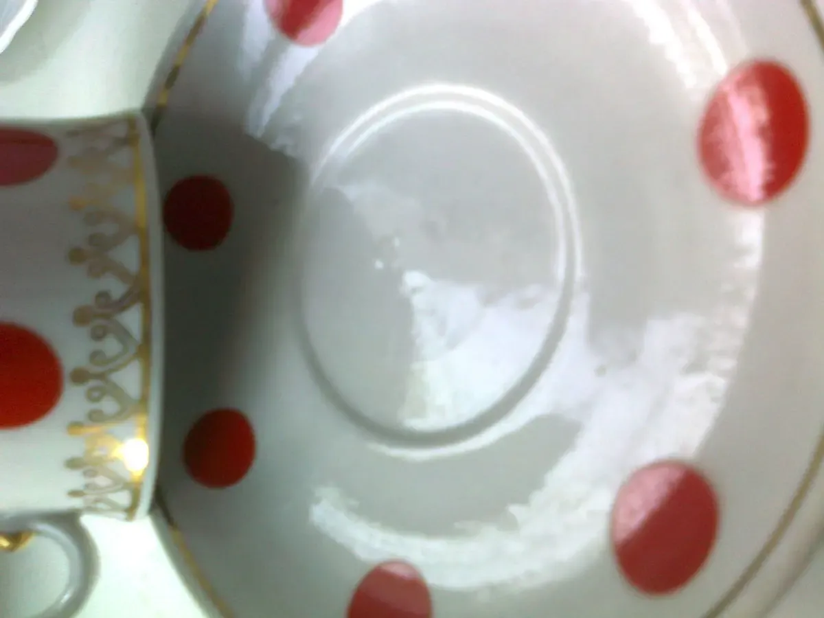 Красивая  чашка с блюдцем в красный горох с золотым узором.новая 2