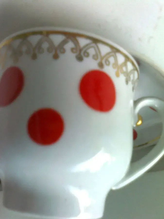Красивая  чашка с блюдцем в красный горох с золотым узором.новая 4