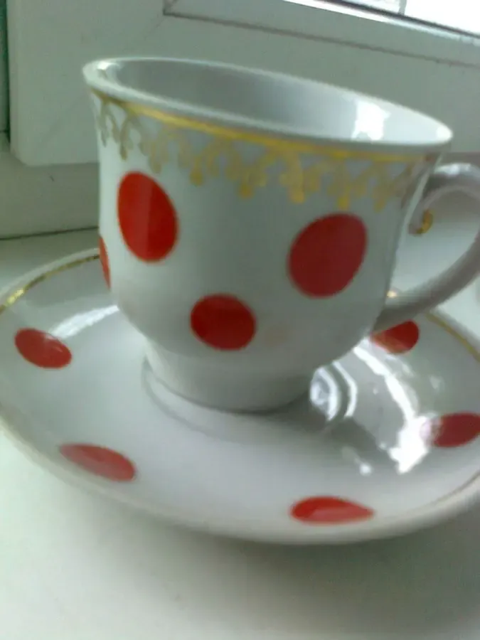 Красивая  чашка с блюдцем в красный горох с золотым узором.новая