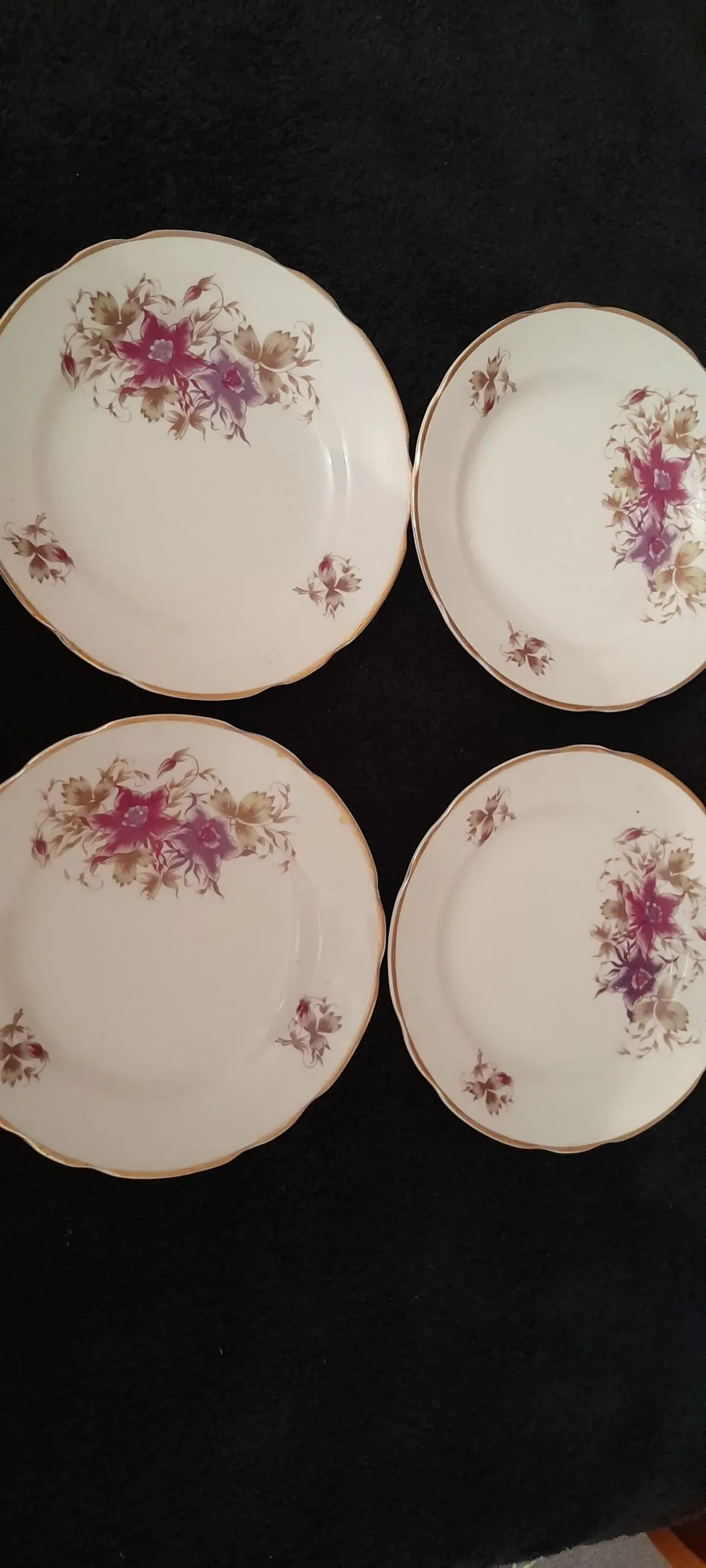 Десертная  тарелкаи сиренево-розовыми цветами, золотистым ободком 3