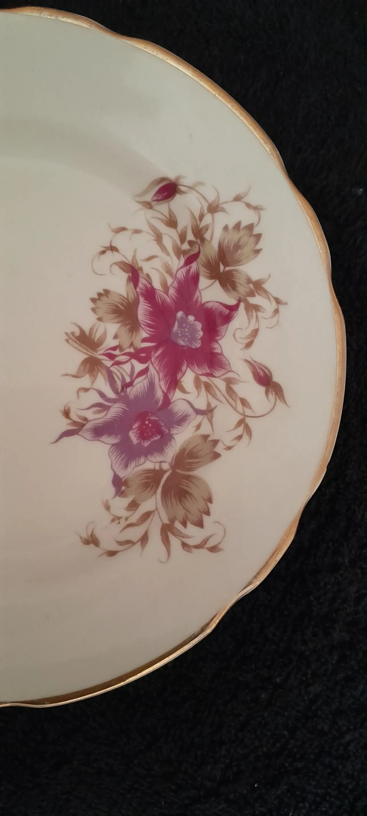 Десертная  тарелкаи сиренево-розовыми цветами, золотистым ободком 7