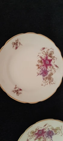 Десертная  тарелкаи сиренево-розовыми цветами, золотистым ободком