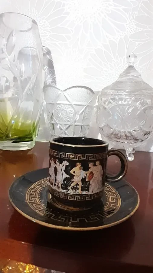 Кофейная черная чашка с изображением людей, украшена золотыми узорами 5