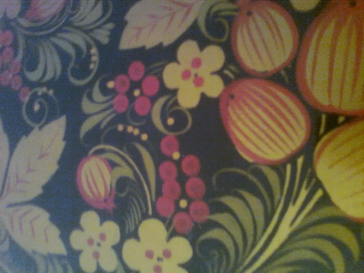 Кофейный  деревянный столик украшен золотисто-красными цветами.Хохлома 6