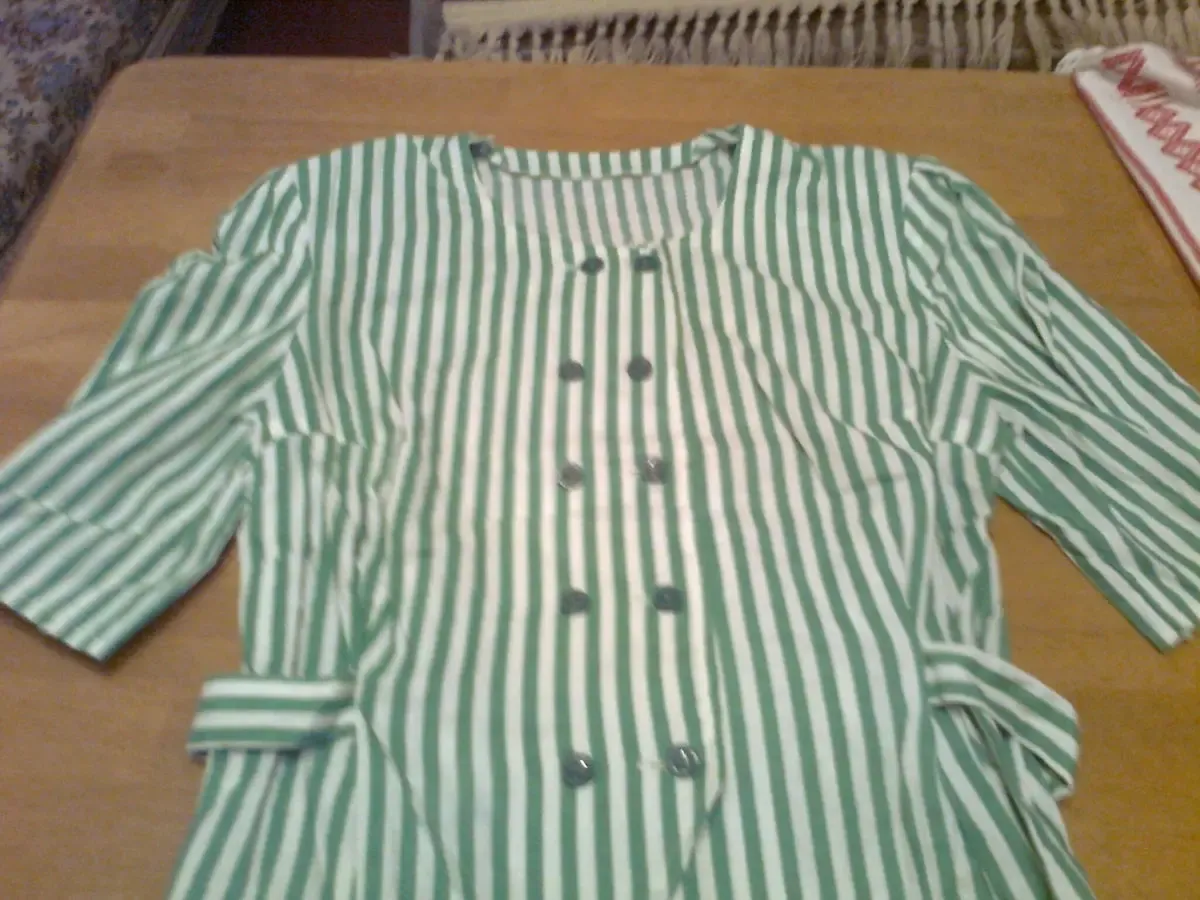 Нарядная кофта в зеленую полоску на пуговицах, сзади -пояс,х/б.Новая