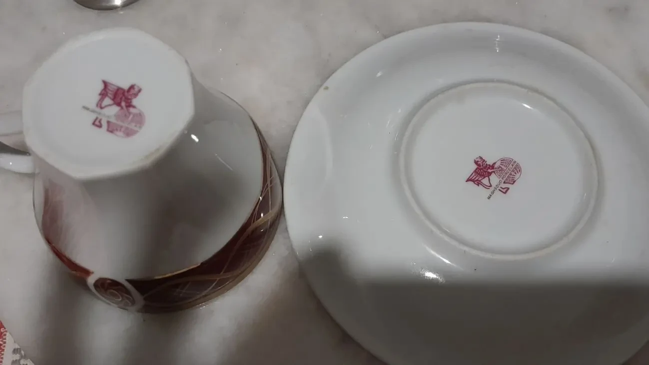 Красивая чашка с блюдцем - на вишневом фоне золотые узоры 10