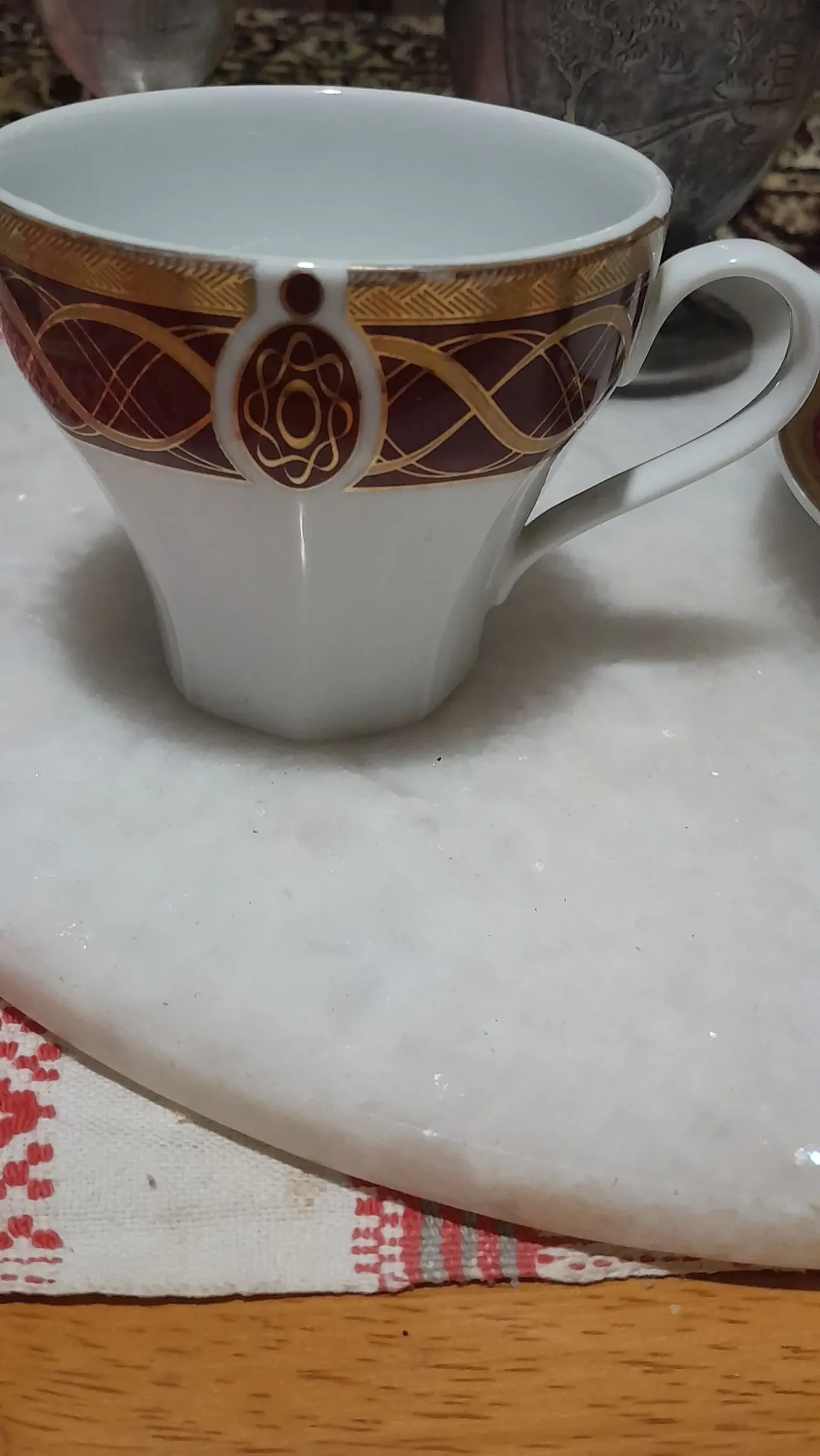 Красивая чашка с блюдцем - на вишневом фоне золотые узоры 9
