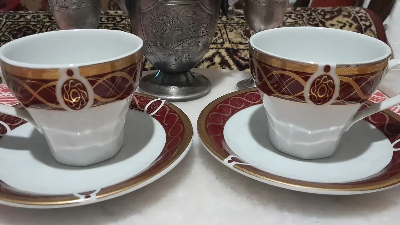 Красивая чашка с блюдцем - на вишневом фоне золотые узоры 8