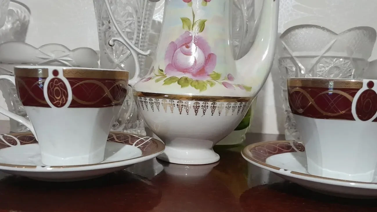 Красивая чашка с блюдцем - на вишневом фоне золотые узоры 7