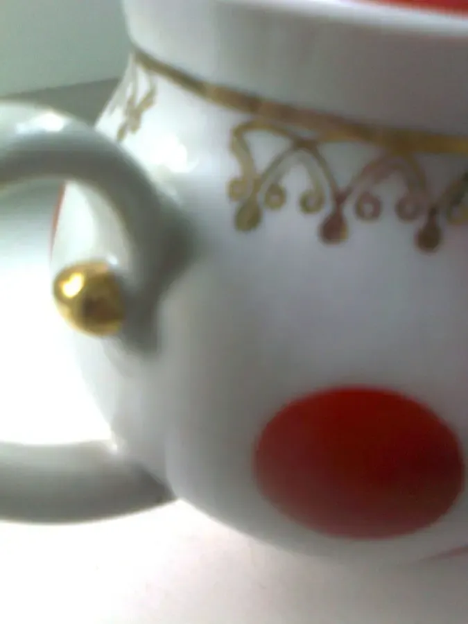 Красивый чайник в красный горох с золотыми узорами,ретро-ссср. 2