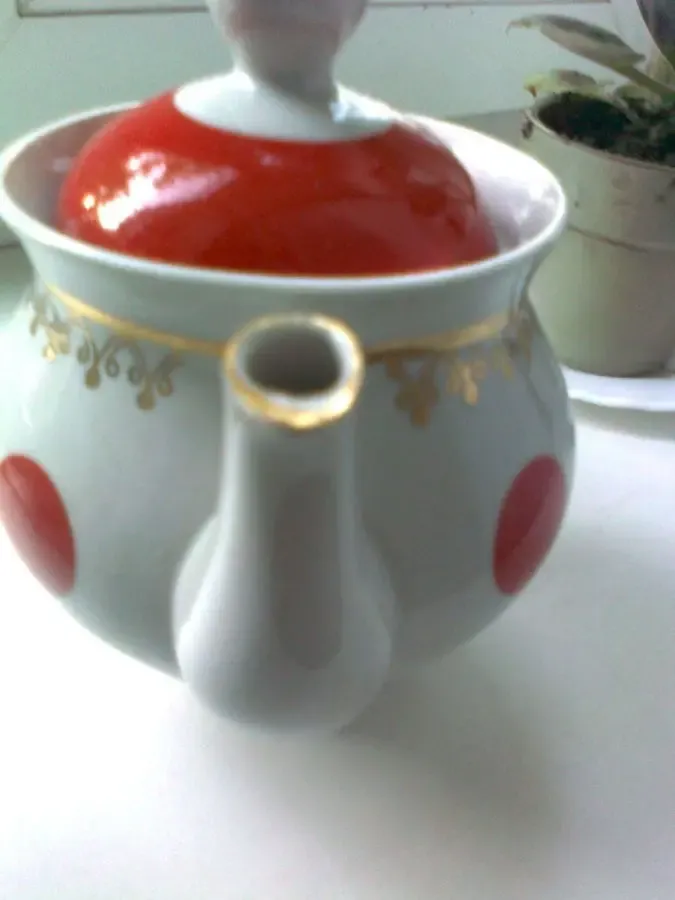 Красивый чайник в красный горох с золотыми узорами,ретро-ссср. 4