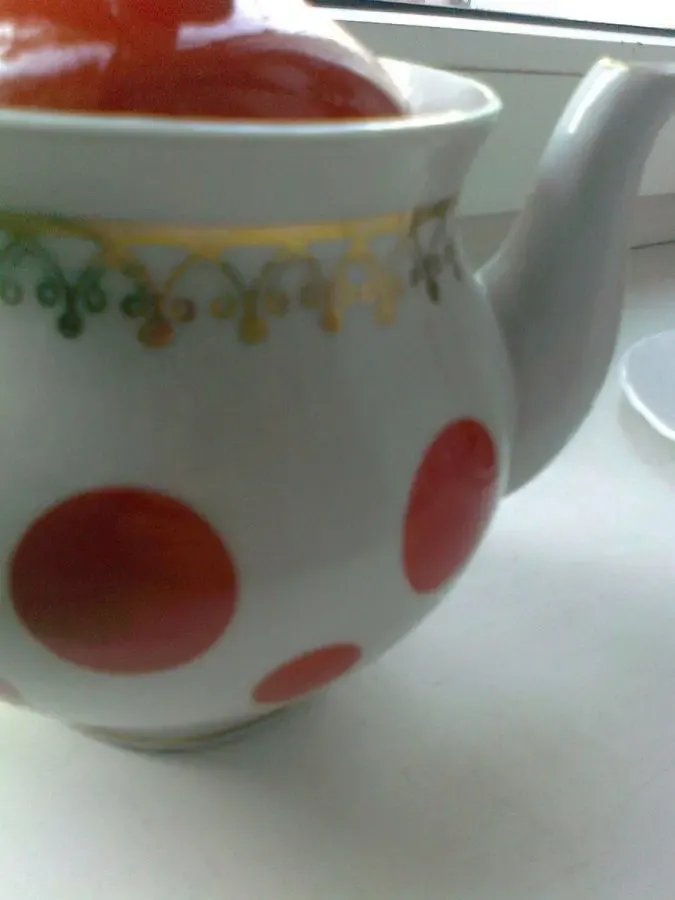 Красивый чайник в красный горох с золотыми узорами,ретро-ссср. 3