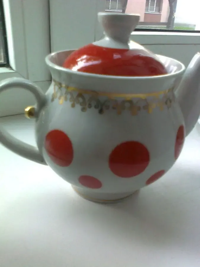 Красивый чайник в красный горох с золотыми узорами,ретро-ссср.