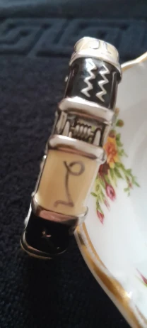 Оригинальный металлический  браслет , на черном и кофейном фоне-буквы