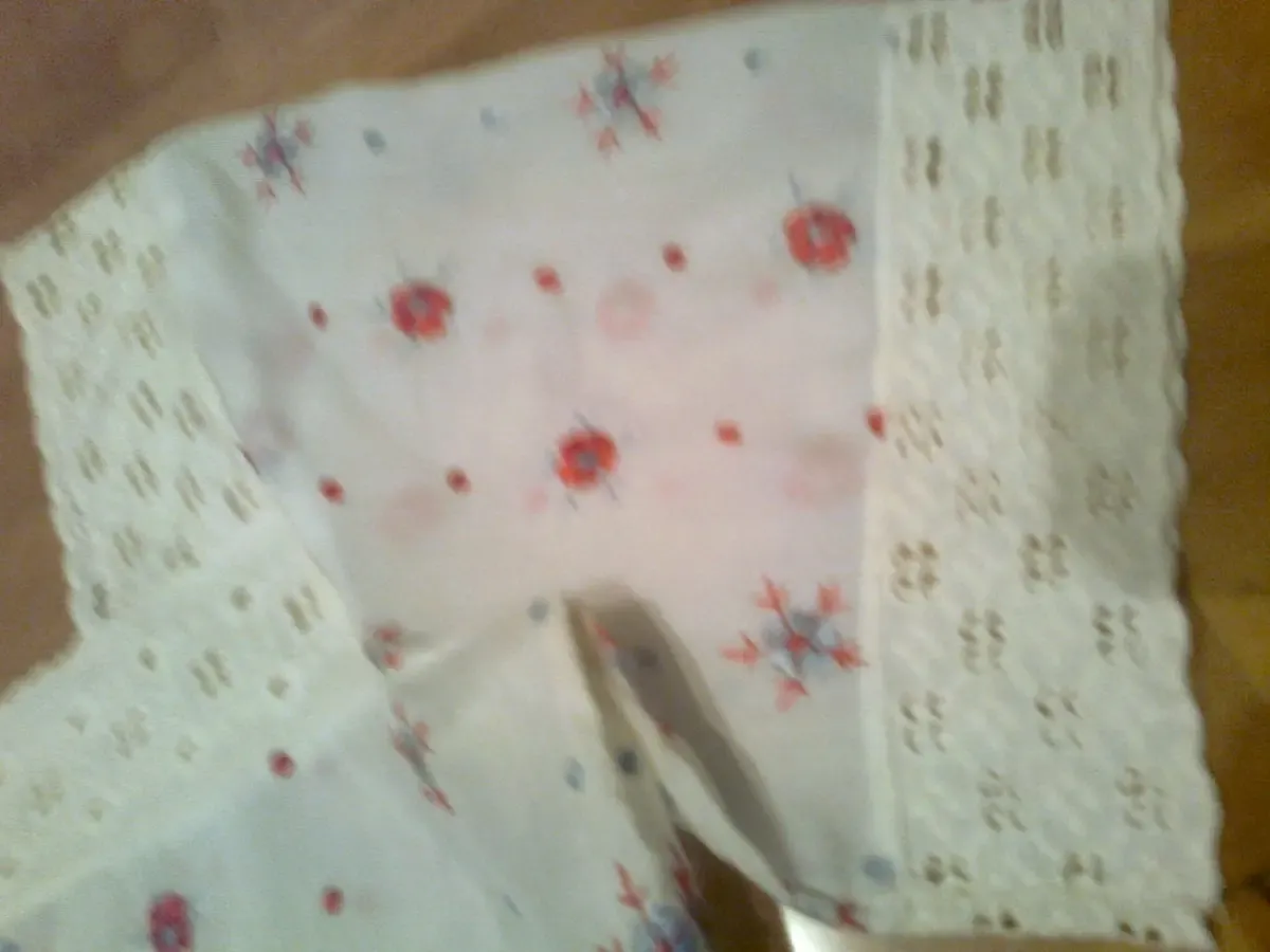 Красивая белая кофта с вышитыми цветами-ручная работа 4