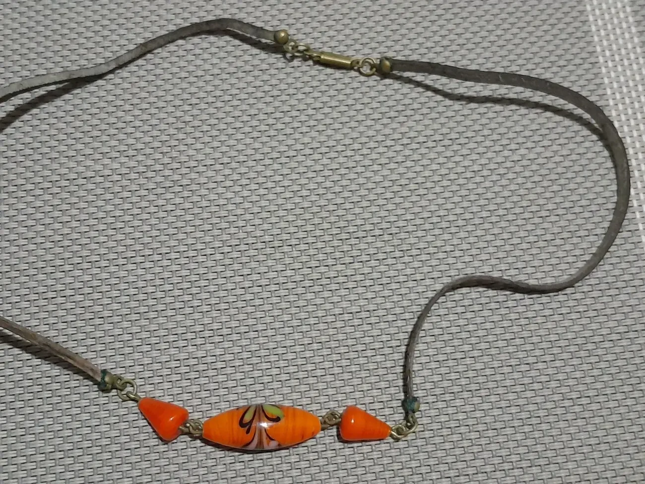 Оригинальная оранжевая подвеска на кожаном ремешке. Ретро - СССР 8