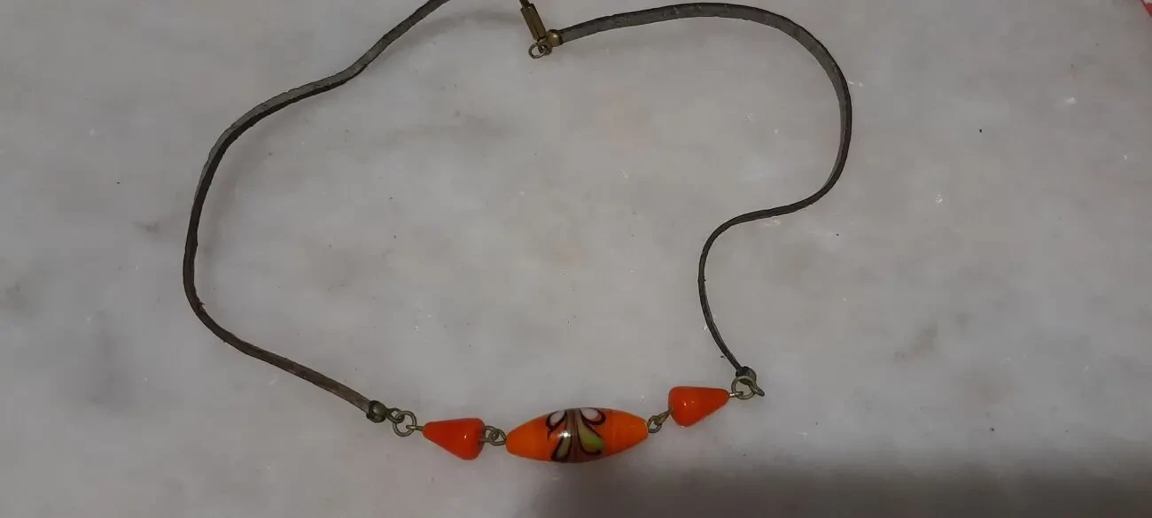 Оригинальная оранжевая подвеска на кожаном ремешке. Ретро - СССР