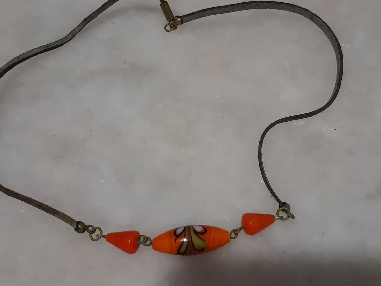 Оригинальная оранжевая подвеска на кожаном ремешке. Ретро - СССР 3