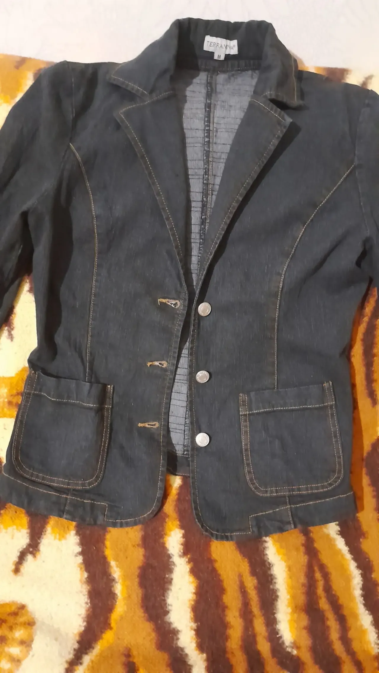 Джинсовый пиджак с карманами  хорошего качества. Размер 46. Стейч