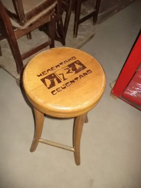 Диваны и барные табуреты, б у в хорошем состоянии. 9