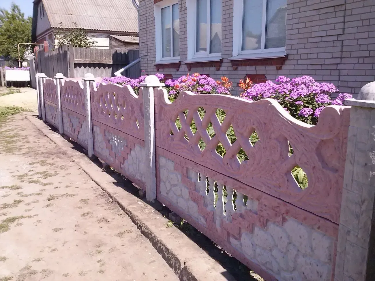 Цветные глянцевые еврозаборы 8