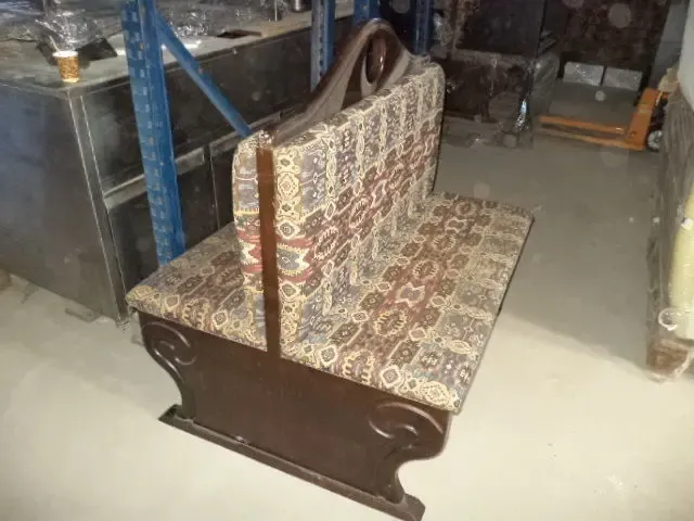 Диван двойной, б у в хорошем состоянии. 4