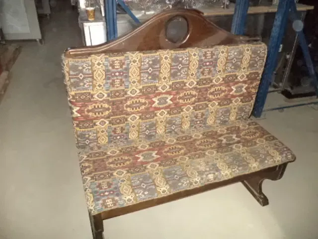 Диван двойной, б у в хорошем состоянии.