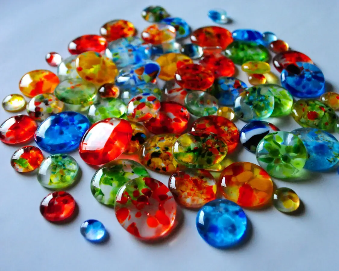 Декоративные стеклянные камни, капли, кабошоны, мозаика.