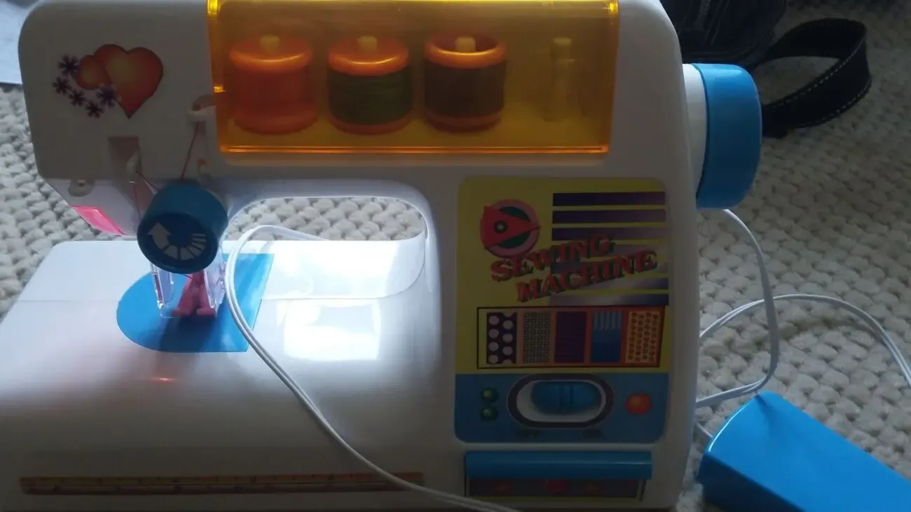 Игрушка швейная машинка 2