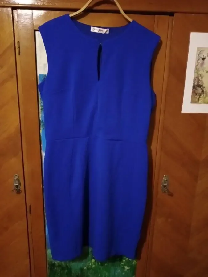 Платье с вырезом-каплей на груди