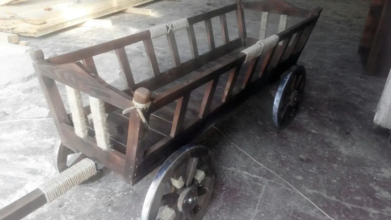 Деревянная повозка. Телега из дерева. Телега деревянная.