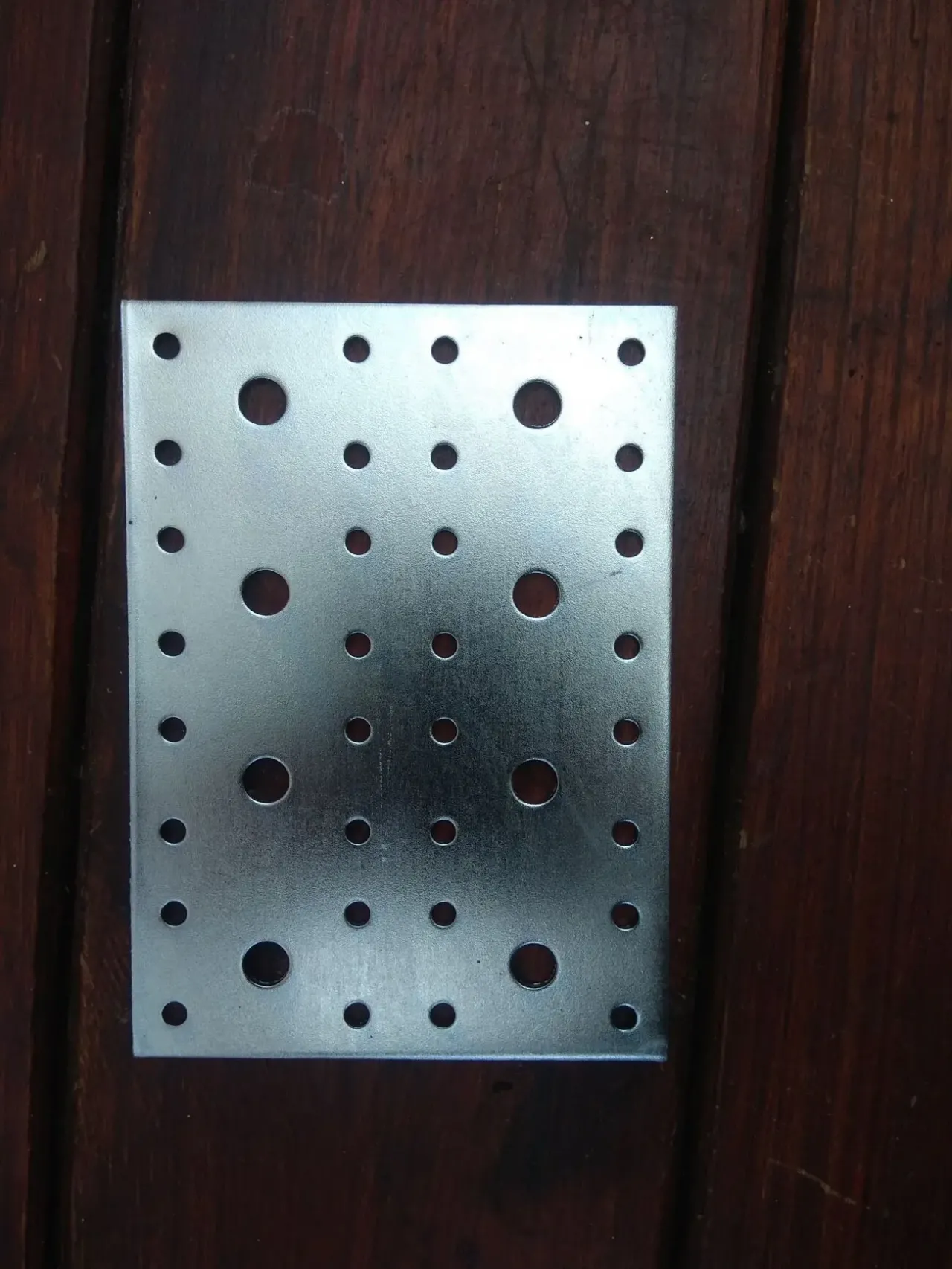 Уголок крепежный и пластины  в асортименте 10