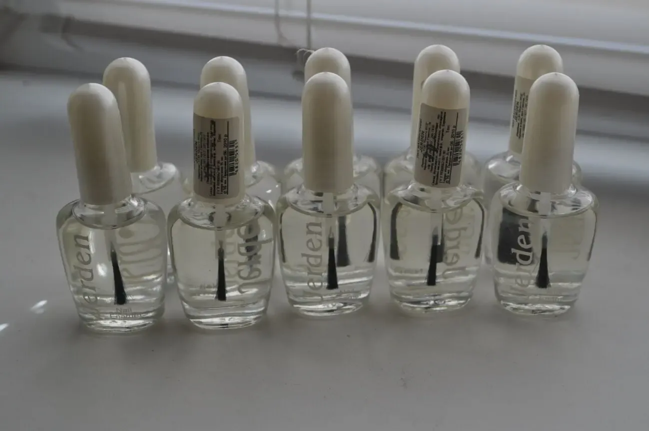 Лак для ногтей.