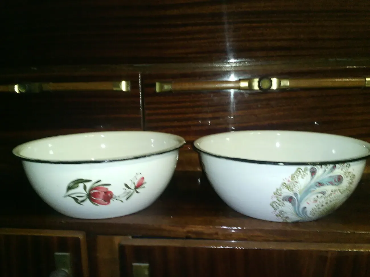 Миски большие.