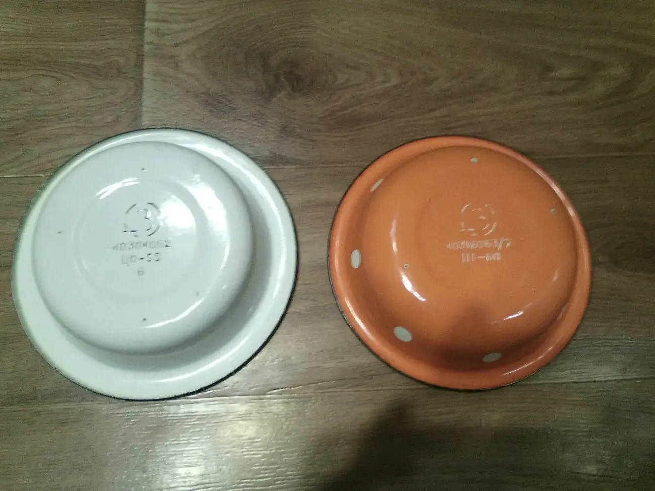 Миски эмалированные.