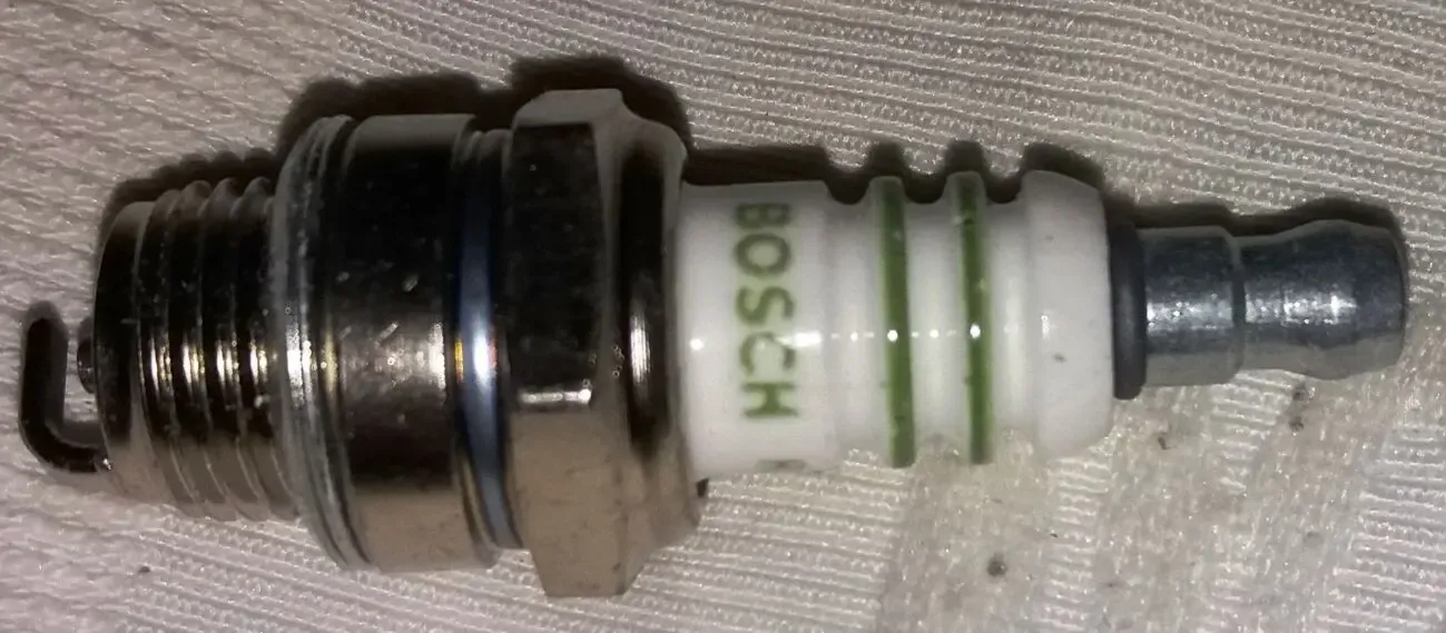 Свеча зажигания Bosch Germany для бензопил 6