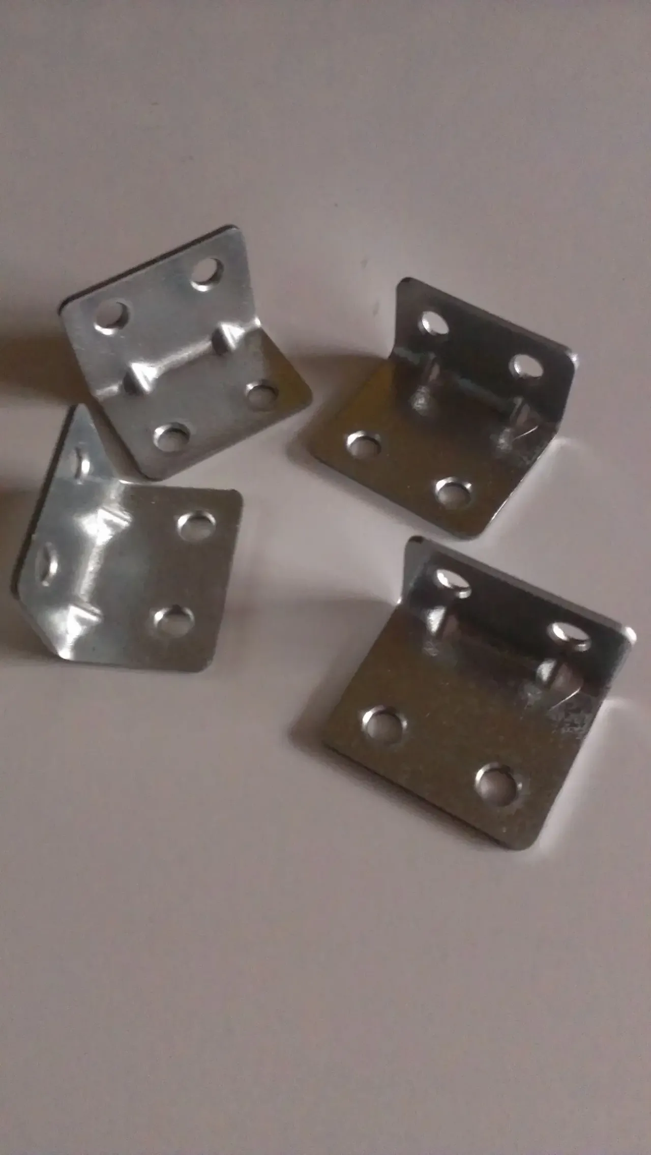 Кутник посилений рівносторонній з двома ребрами жорсткості КП-30 6