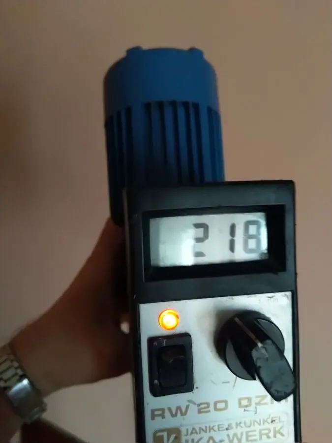 Верхнеприводную лабораторную мешалку IKA с цифровым дисплеем