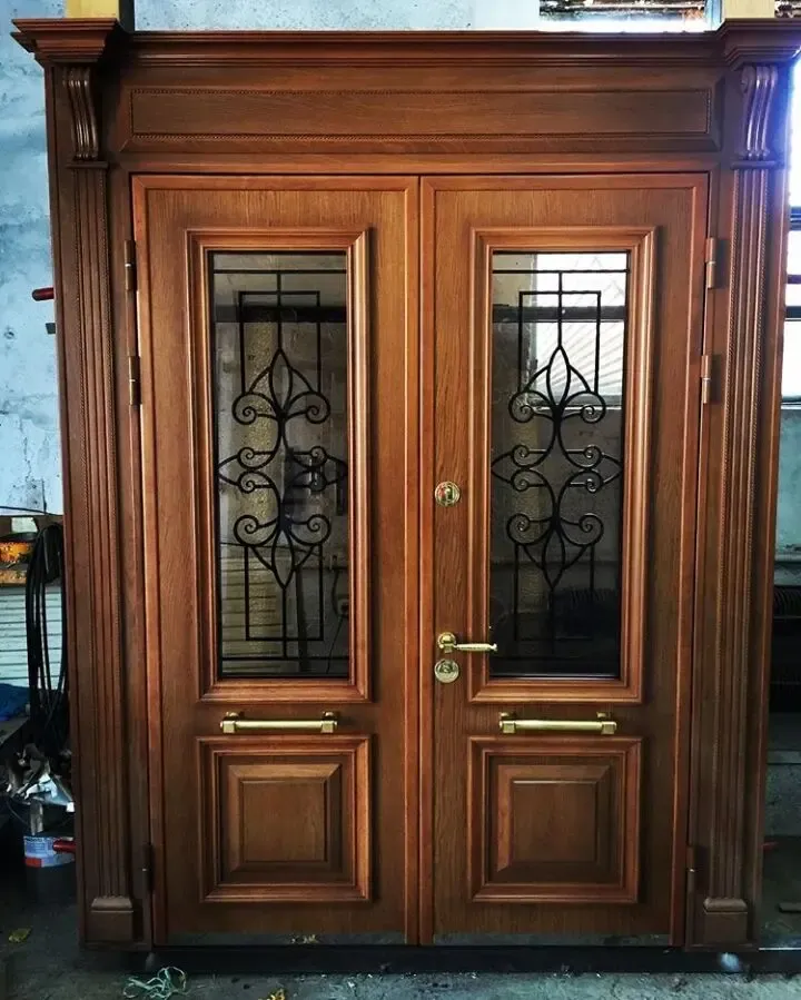 Деревянные двери.