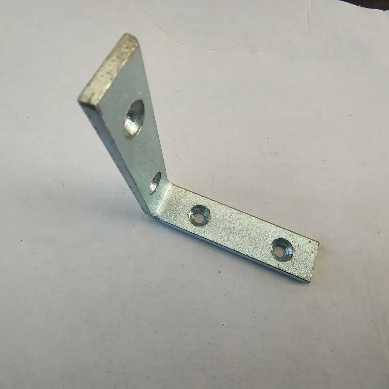 куточок кріпильний сталевий товщина 4 ммх 80х80х20 перфорірований .