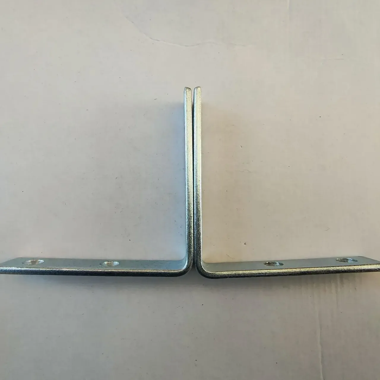 куточок кріпильний сталевий товщина 4 ммх 80х80х20 перфорірований . 2