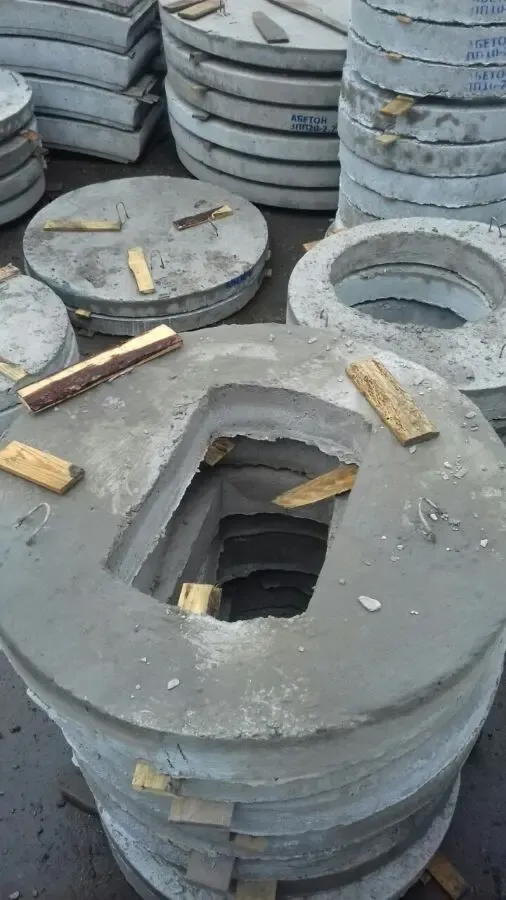 Люк квадратный пластиковый 1т Ø кр.610; осн.680 h-80 3