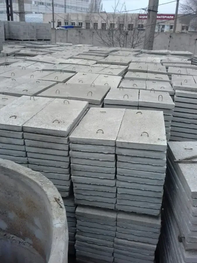 Люк квадратный пластиковый 1т Ø кр.610; осн.680 h-80 9