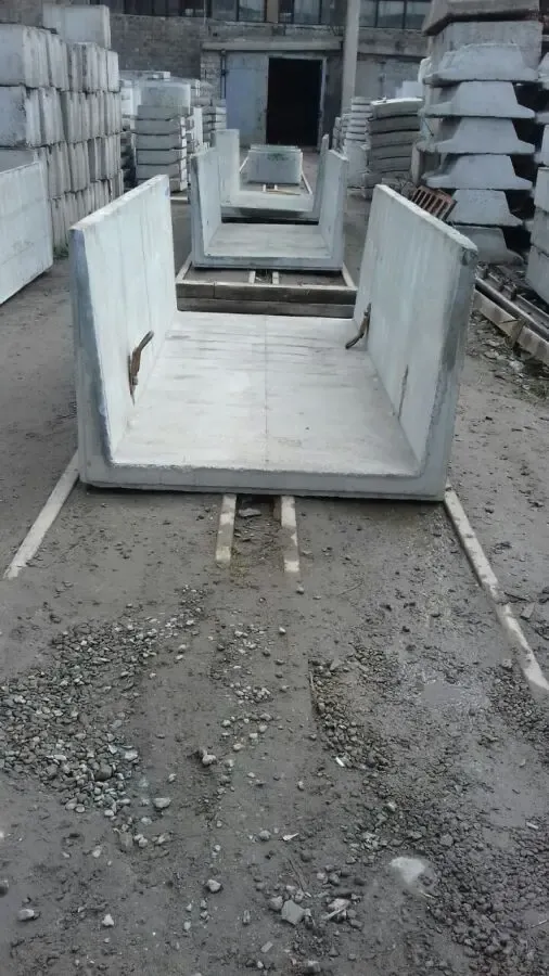 Люк квадратный пластиковый 1т Ø кр.610; осн.680 h-80 7