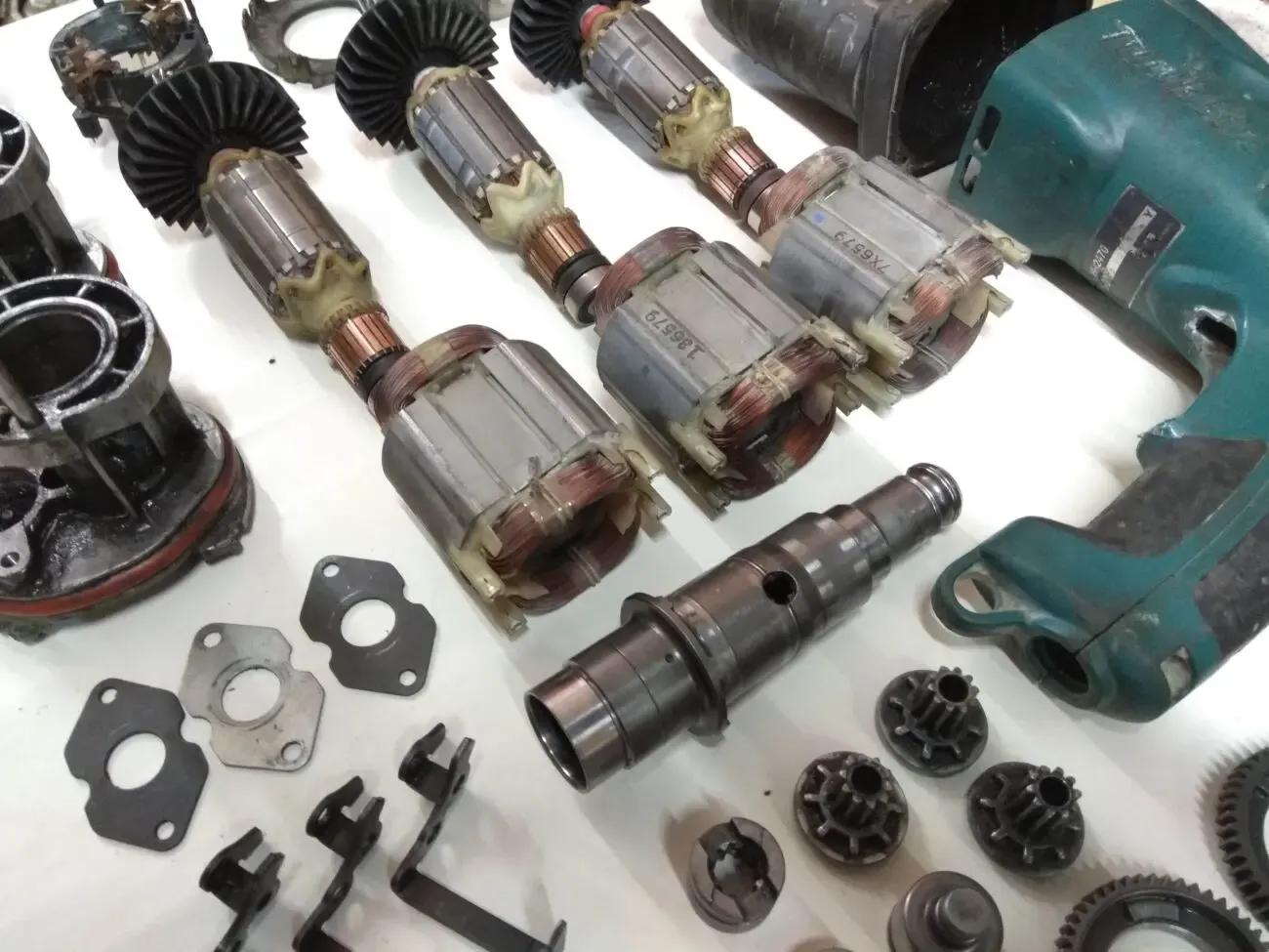 Запчасти на перфоратор Makita HR 2470 Макита 8