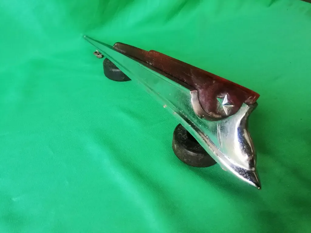 Гребень капота эмблема Москвич 402 403 407 410