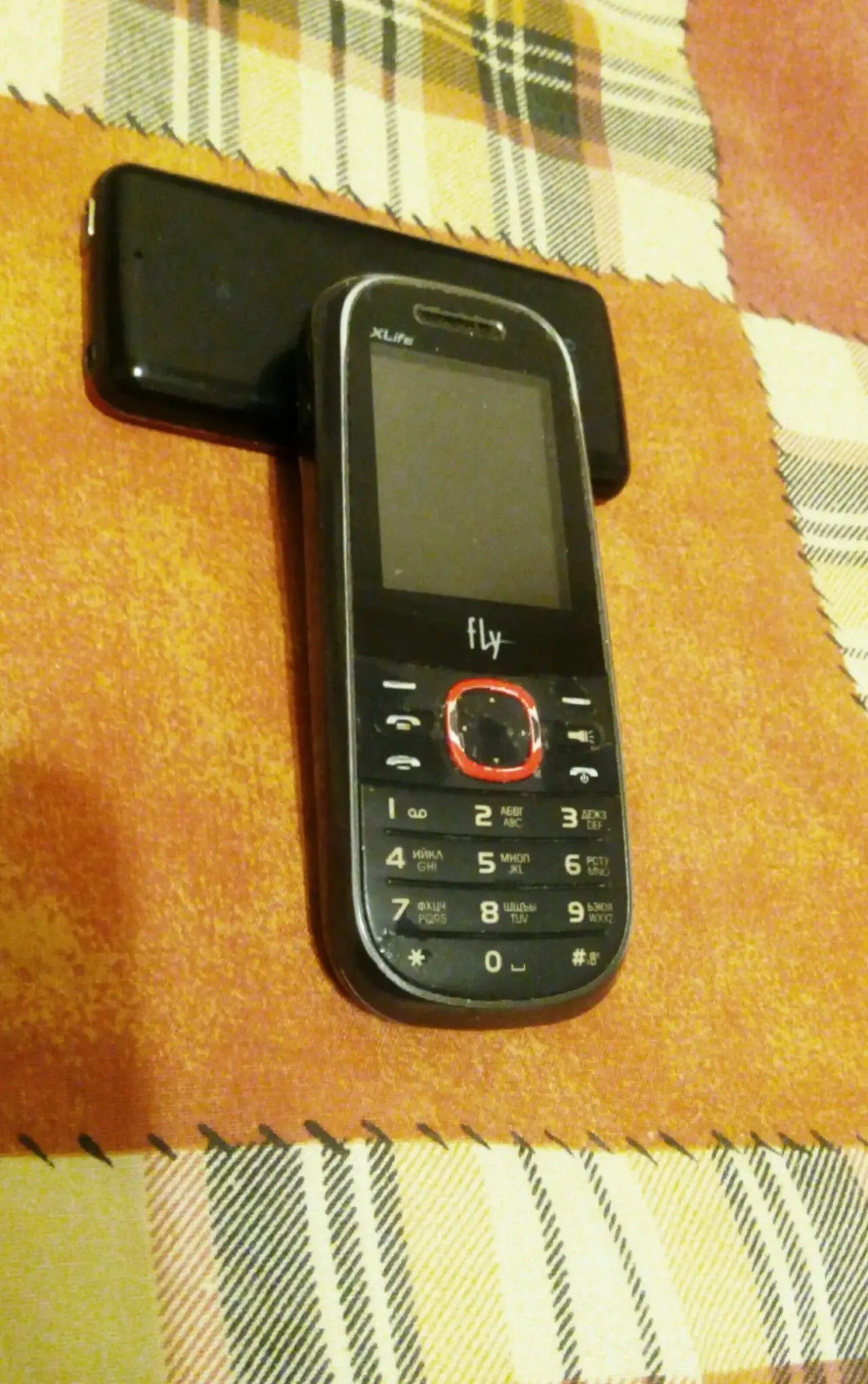 Телефон на 2е Симкарты Fly DS110